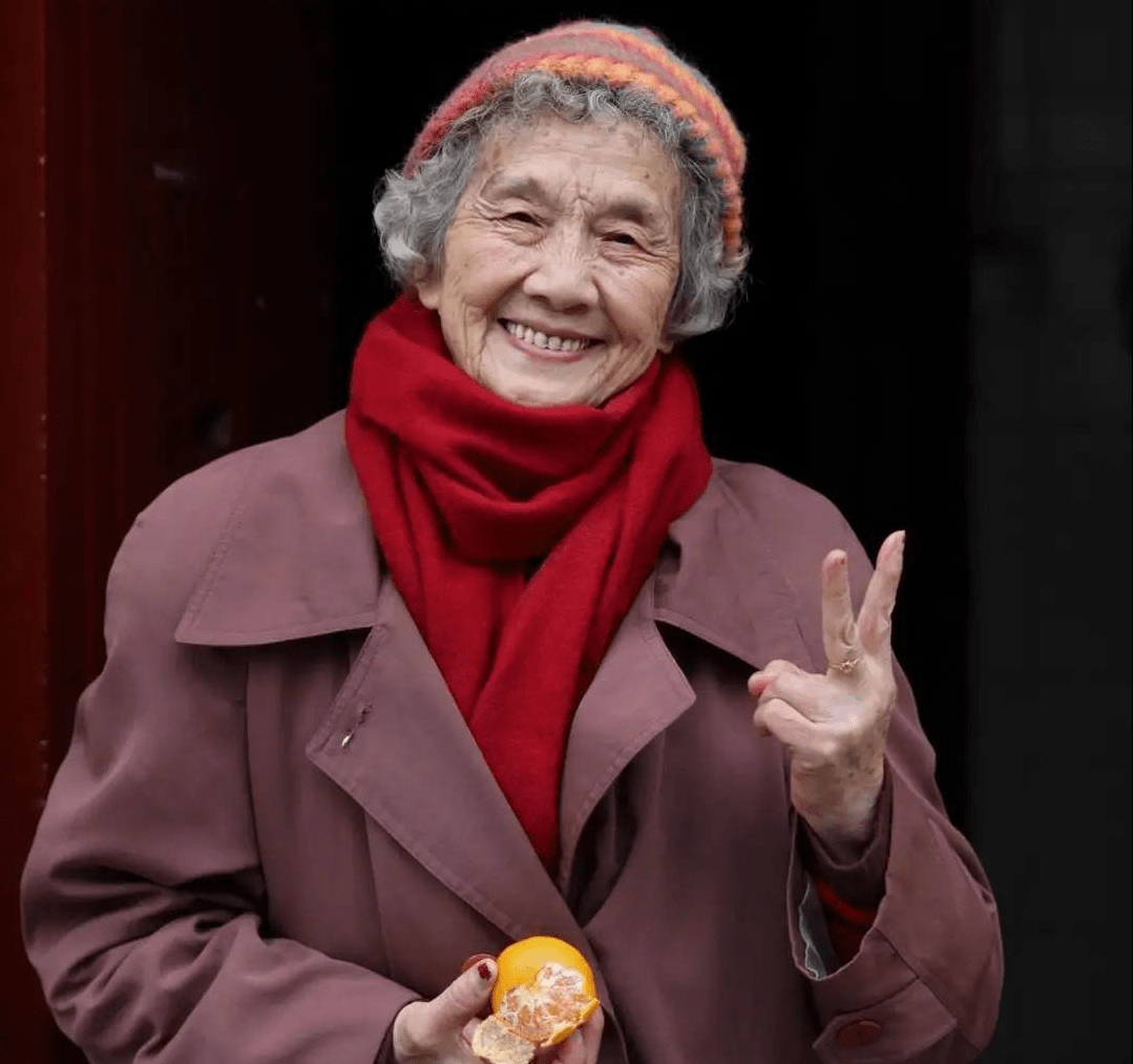 60岁中国旗袍奶奶爆红巴黎！惊艳外国网友：“原来老去也可以这么优雅！” | 宠物天空