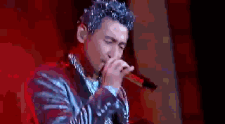 张学友熊猫头记仇gif动态表情: 在坐的各位烟可以抽,酒可以喝,鸡可以