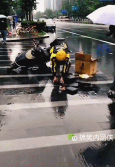搞笑gif趣图女朋友惹你了你就这么干保证以后不敢惹你了