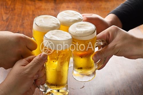 照片素材(图片): 用生啤酒干杯