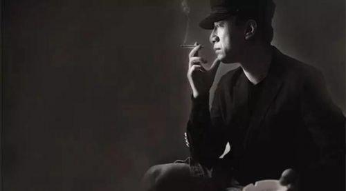 男人伤心难过哭图片