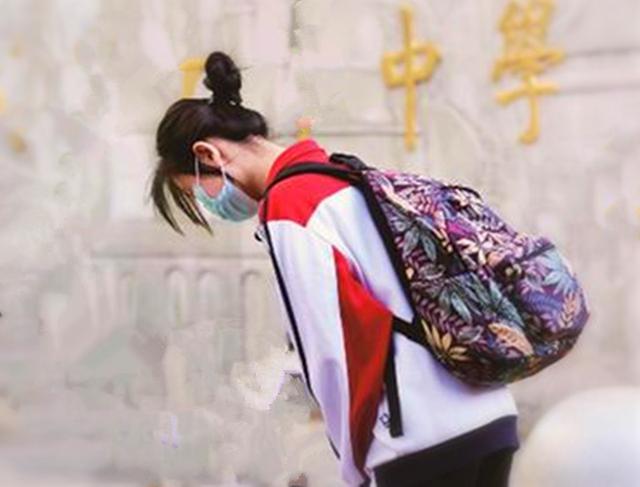 鞠躬的女孩