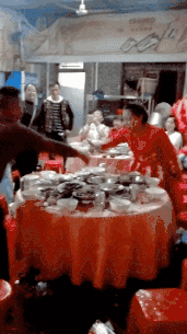 【组图】搞笑gif趣图:怪事年年有,今年特别多,车都能跑到楼上去?
