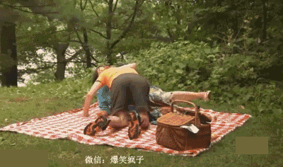 搞笑gif:妹子这是什么衣服,没见过啊!