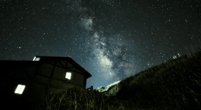 夏日夜晚的武功山星光璀璨, 和三五好友朋友坐在帐篷外, 在星空下