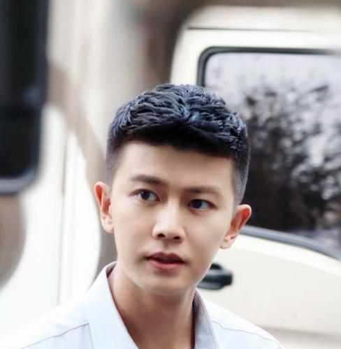 任嘉伦在之前的电视剧角色中也有寸头的造型,但是他这个寸头很明显是