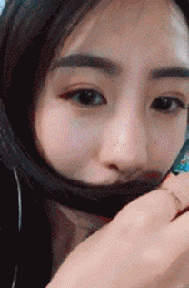 搞笑gif :姑娘,你这样看电视,头不难受吗?