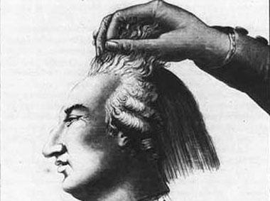 被斩下的路易十六的首级,刽子手行刑后提着犯人的头颅示众.