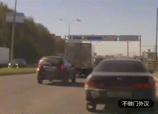一辆汽车路中走,压井翻车摔跟头