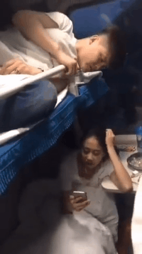 男:能让我睡会吗?女:我上去,还是你下来?
