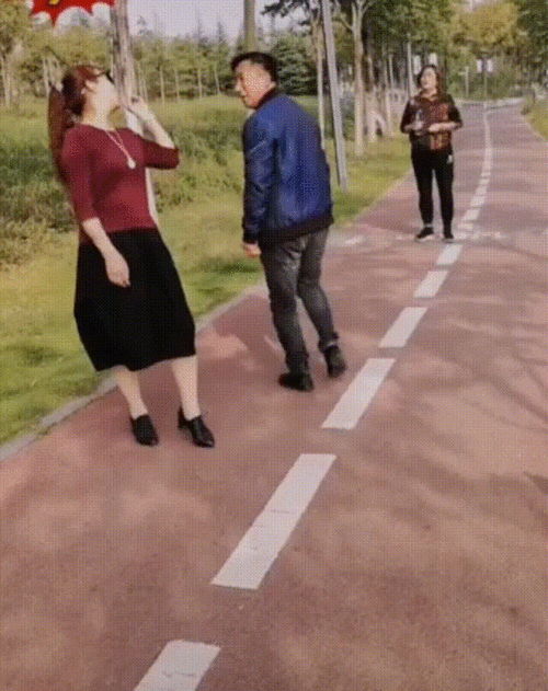 搞笑gif段子:也不知道女朋友在想什么,一直对着我笑_手机搜狐网