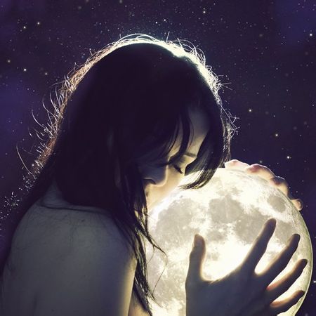 男生女生拥抱蓝色的月亮的
