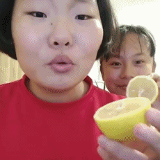 妹子,你吃柠檬的表情真是太魔性了吧,笑出猪叫