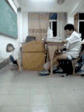 全球搞笑gif:妹子你背后那只手到底是谁的?反正不是我的!